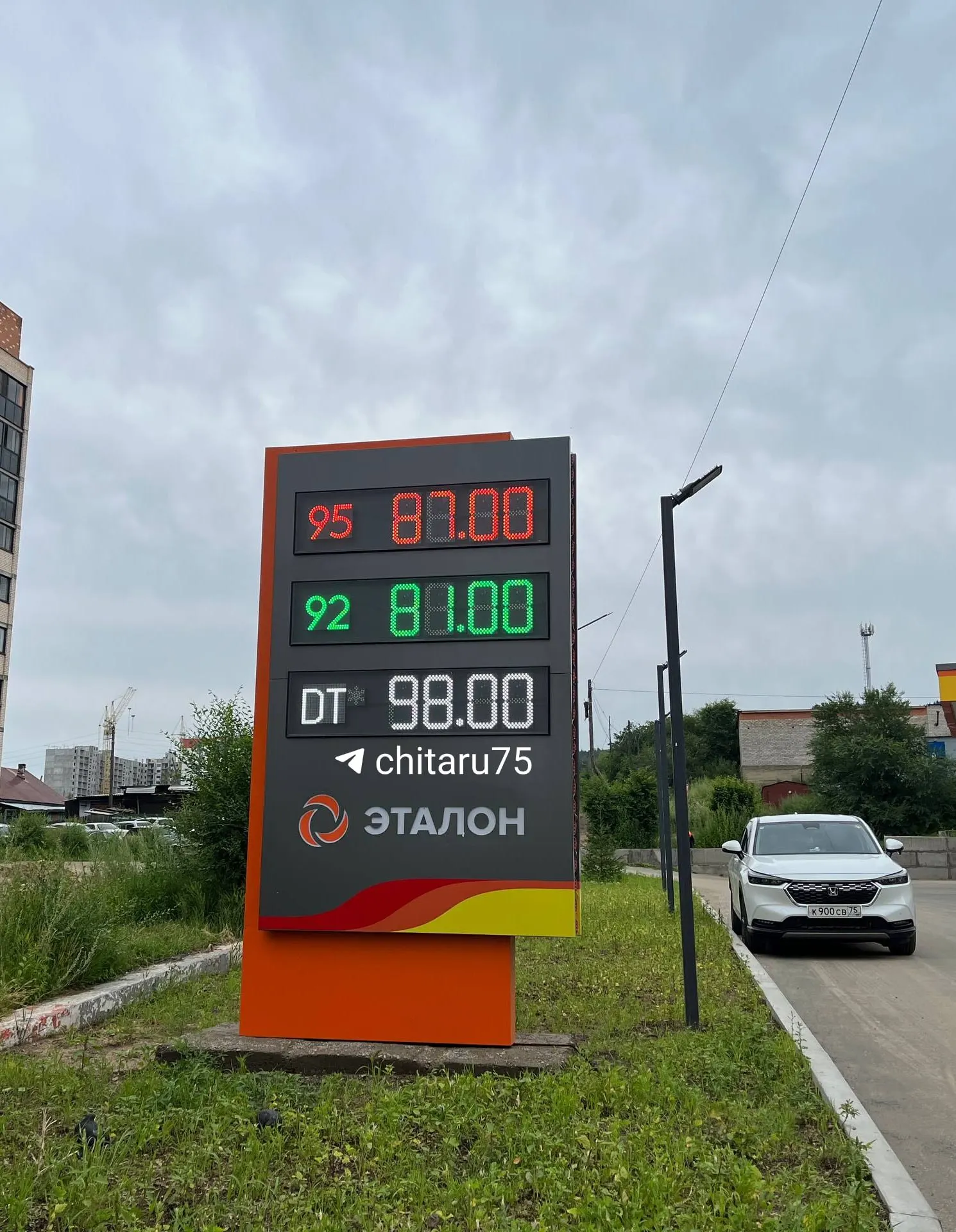 Сообщения об отмене лимитов, которые распространялись в сети, касались в основном юридических клиентов и топливных карт. На самих заправках «Эталон» подтверждают: для розничных покупателей ограничений нет.