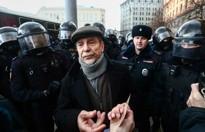 В Хорошевском суде Москвы началось заочное рассмотрение уголовного дела против 84‑летнего правозащитника. Прокуратура запросила 6,5 года колонии и запрет на администрирование сайтов на 10 лет по обвинениям в создании «нежелательной» организации и публикации без маркировки «иностранного агента».