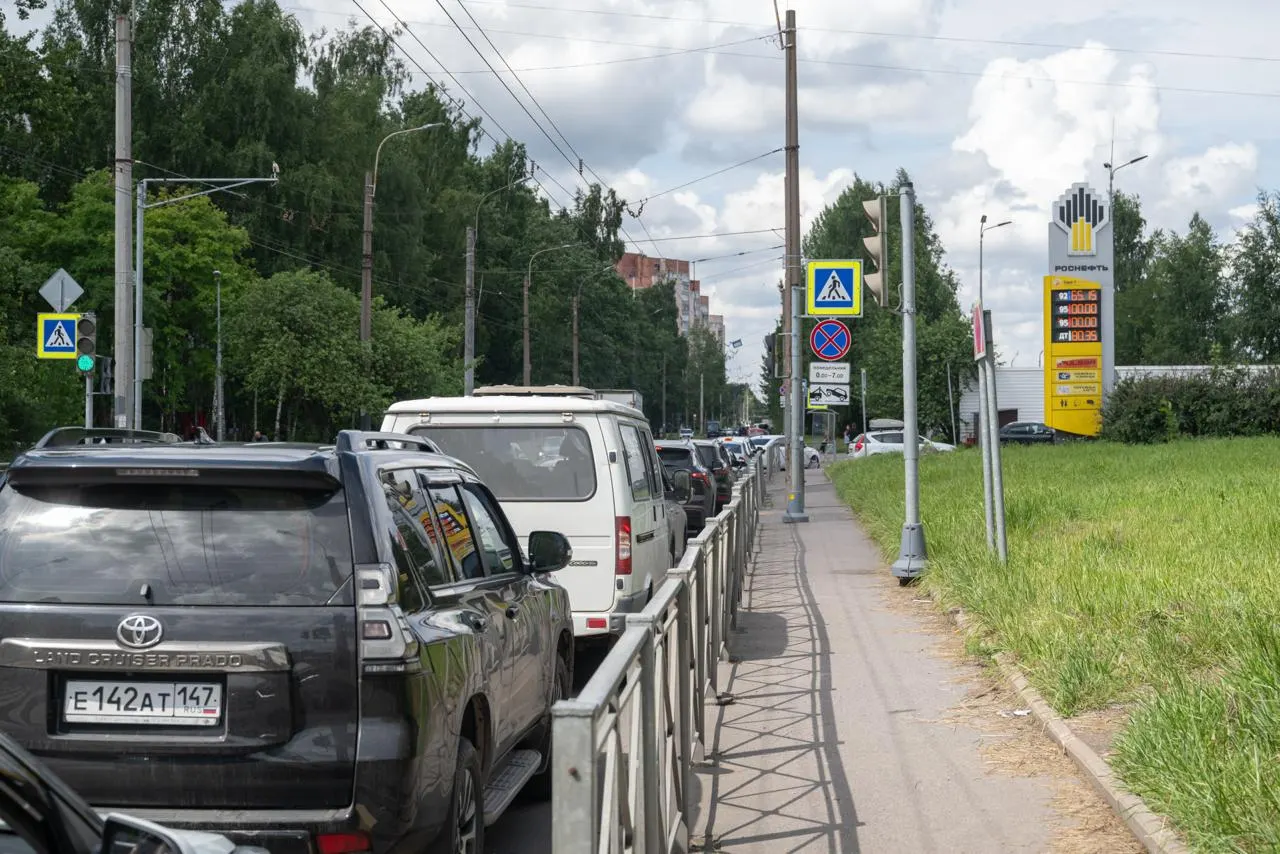 Проверка нескольких петербургских АЗС показала, что в городе пока реализуют топливо стандарта Евро‑5. Снижение стандарта до Евро‑3 связано с ограничениями после атак на НПЗ и может повлиять на качество воздуха.