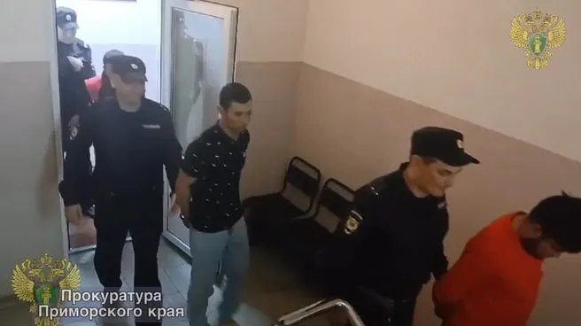 Суд увеличил наказание каждому до 8 лет 6 месяцев. Нападение на 21‑летнюю девушку произошло 15 июня 2024 года на пляже бухты Лазурная; одно уголовное дело было прекращено в связи со смертью одного из фигурантов.