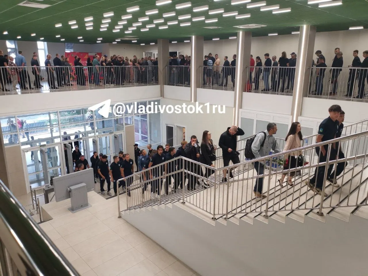 В спорткомплексе «Олимпиец» во Владивостоке проходят проводы известного баскетбольного тренера и главы Приморского спортивного общества «Динамо», погибшего 28 июля. Тысячи людей пришли проститься.