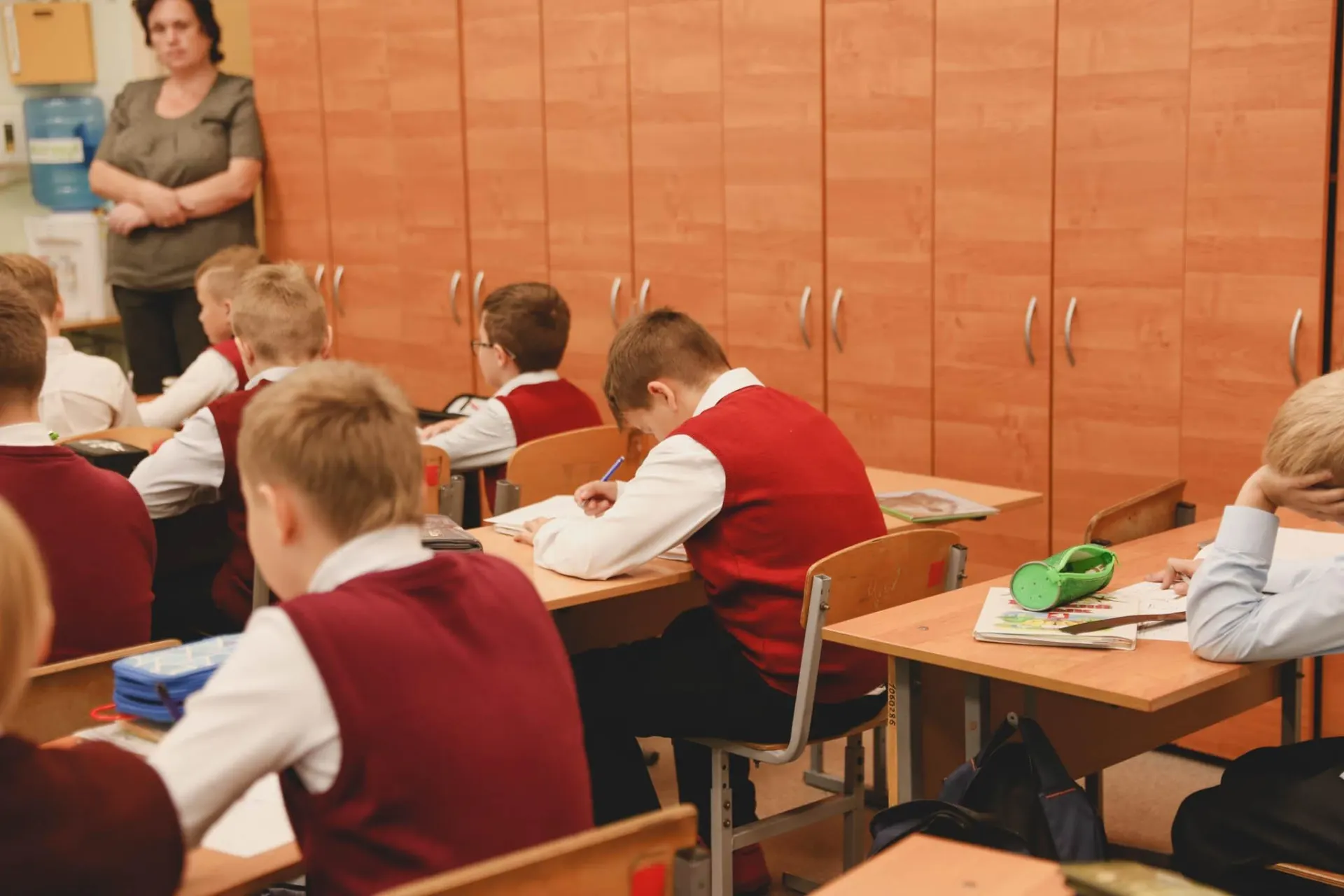В ведомстве пояснили, что предмет останется в перечне экзаменов, при этом в школьной программе его будут изучать три года.