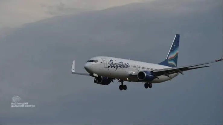 Один из трёх Boeing авиакомпании вышел из строя, замена или ремонт затруднены из‑за санкций. Кредиторская задолженность свыше 11 млрд рублей и зависимость от субсидий приводят к длительным задержкам рейсов и неудобствам для пассажиров.