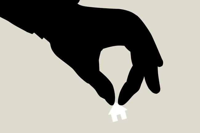 Новый закон позволяет арестовывать имущество уехавших из России граждан как обеспечительную меру. Рассказываем, кто в зоне риска и какие законные способы переписать или продать недвижимость дистанционно.