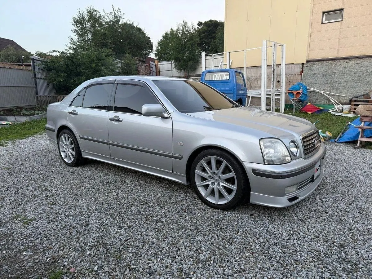 Во Владивостоке продают редкий люксовый седан Toyota Progres 1998 года: пробег 342 000 км, владелец просит 950 000 рублей. Модель выпускалась для внутреннего рынка Японии и в России встречается нечасто.