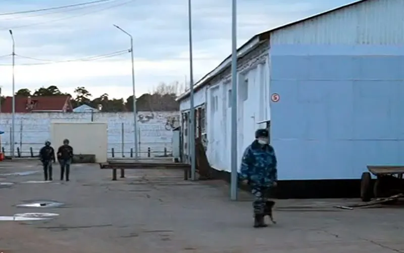 Минусинский суд признал Владимира Шележова виновным в публичных призывах к экстремизму. По совокупности с прошлой судимостью ему назначили 19 лет строгого режима. Случай вписывается в тенденцию уголовного преследования заключённых за разговоры в камерах.