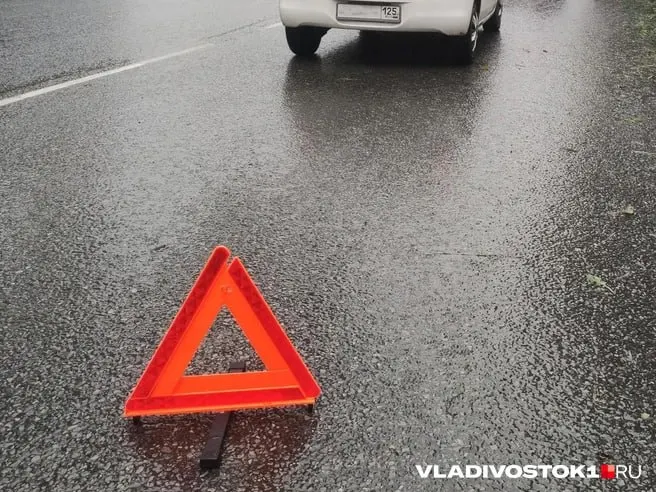 На съезде с трассы Седанка — Патрокл в сторону Артёма автомобилисты нередко попадают в «ловушку» при манёврах большегрузов. Эксперты призывают не пытаться обогнать фуру справа.