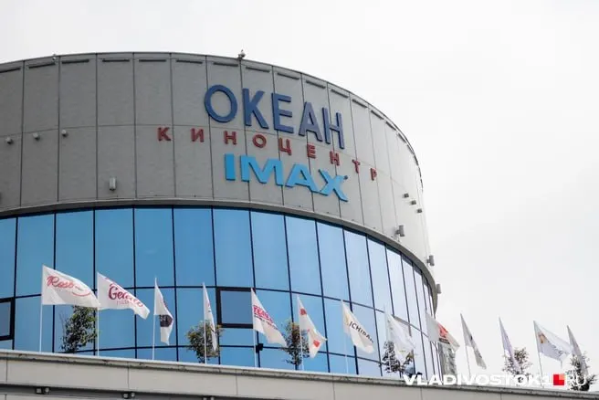 Во фойе кинотеатра «Океан» посетительница заметила, что незнакомый мужчина настойчиво общается с двумя несовершеннолетними, вмешалась и вызвала охрану — мужчина ушёл.