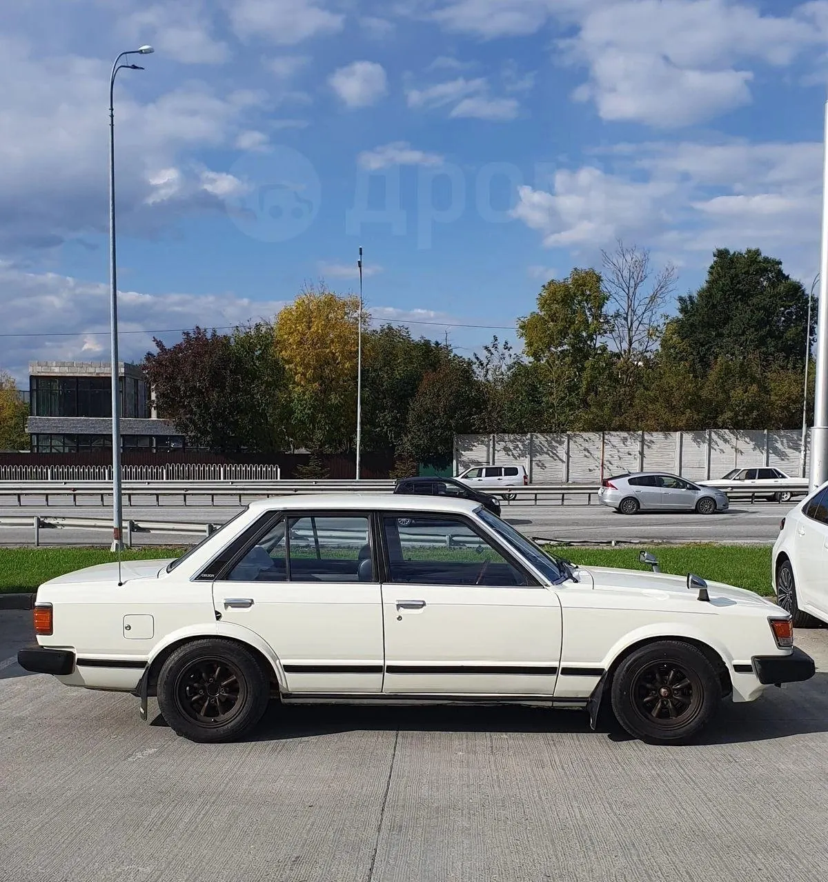 Во Владивостоке выставили на продажу заднеприводный седан Toyota Celica Camry 1981 года с пробегом 77 000 км — цена указана 820 000 рублей.