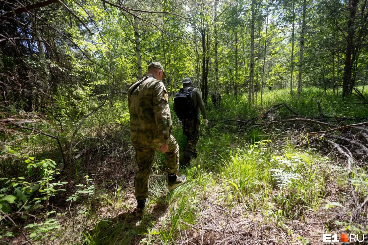 Семья пилота и наблюдателя готова выплатить 1,1 млн руб.; поиски длятся второй месяц, на месте осталось лишь несколько спасателей.