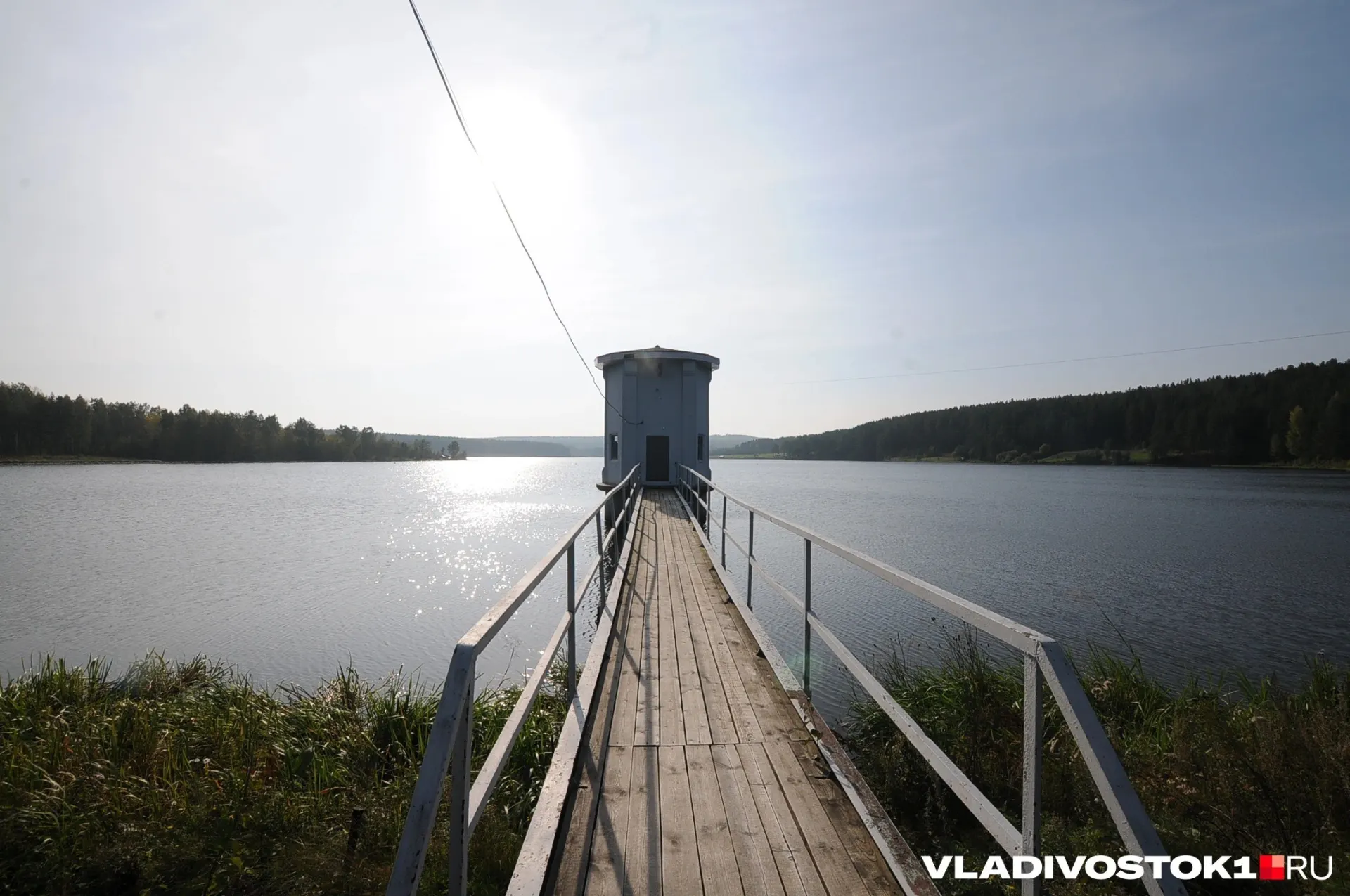 После сильных ливней грунт попал в Волчанецкое водохранилище; подачу воды временно приостановили для примерно 10 тысяч потребителей. Прокуратура контролирует восстановление и требует перерасчёт платы за ЖКУ.
