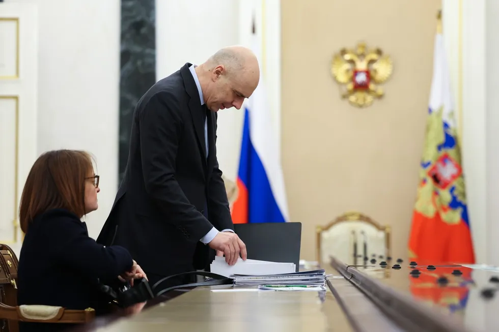 Госдума наделила Минфин правом оперативно увеличивать расходы и госдолг без привычного парламентского контроля. Это повышает непредсказуемость бюджета, давит на бизнес, ускоряет исчерпание резервов и вынуждает население и компании платить за войну.