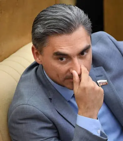 Зампред комитета по информполитике заявил, что мессенджер может продолжить работу в РФ при открытии представительства, переносе обработки персональных данных на территорию страны и сотрудничестве со спецслужбами. Дурову предъявлено заочное обвинение, ФСБ намерена объявить его в международный розыск.