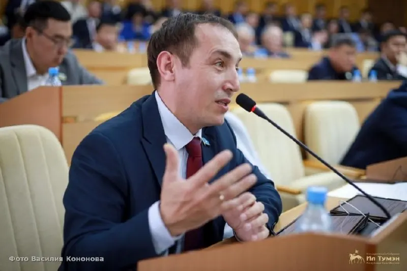 На сайте Якутского городского суда появилась карточка административного дела на человека с теми же ФИО, что и у бывшего депутата Александра Иванова. Ему неизвестны подробности обвинений; ранее он был внесён в реестр иноагентов, лишён мандата и оштрафован.
