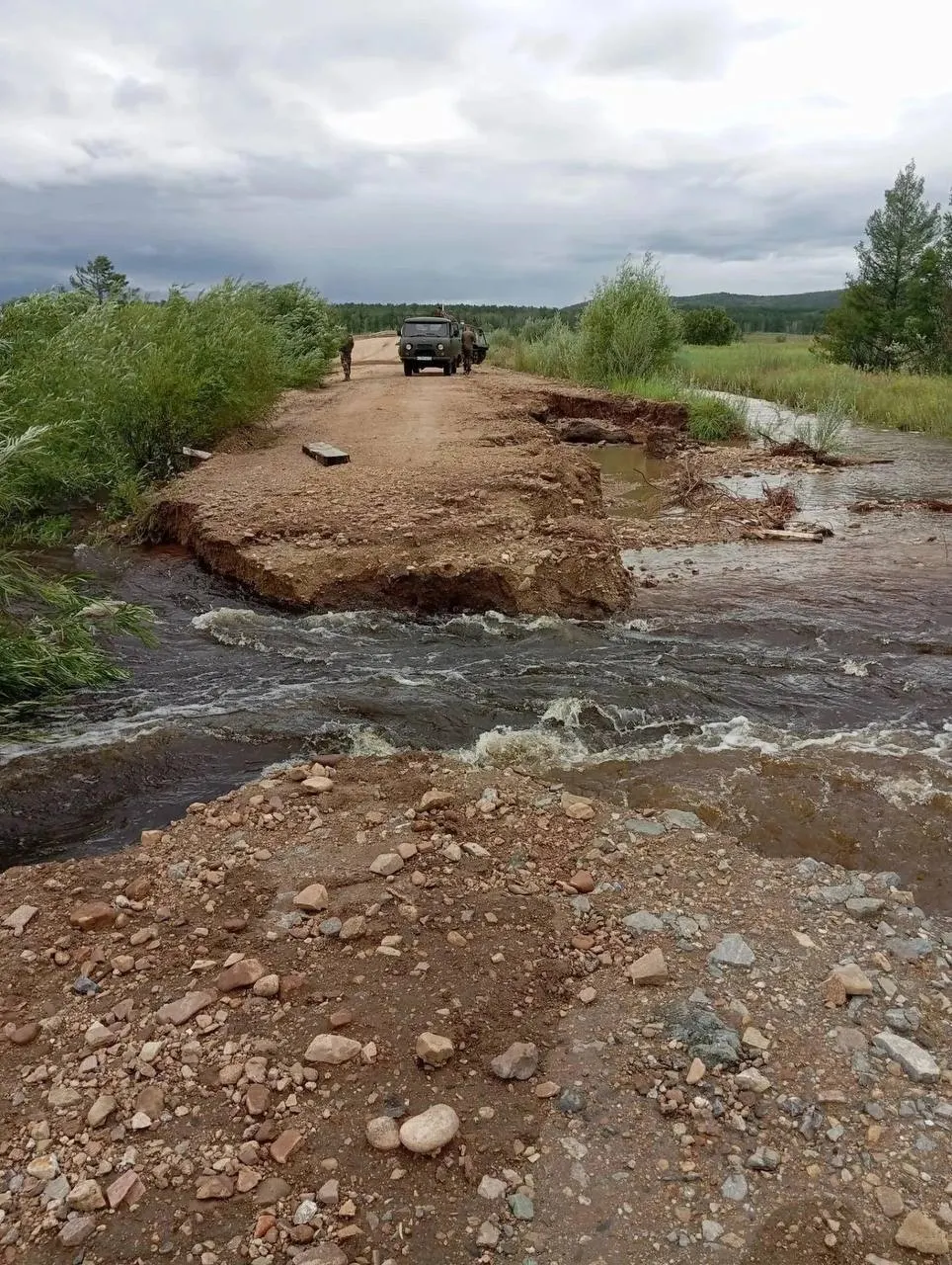 Река Ясута размыла грунтовую дорогу «Усугли — Кыкер», из‑за чего сёла Кыкер, Акима и Тунгокочен остались отрезанными от Верх‑Усугли; восстановительные работы пока невозможны из‑за сильного течения.