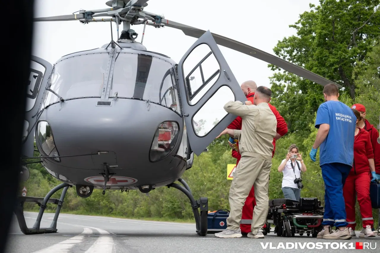 21 июня Robinson R44 перестал выходить на связь в Тернейском округе. В поисковой операции участвуют МЧС, волонтеры «ЛизаАлерт» и наземные группы — всего задействовано 51 человек.