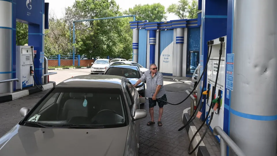 Кризис с бензином охватил почти всю страну: переработка нефти упала, значительная часть мощностей простаивает, цены бьют многолетние рекорды, импорт лишь частично помогает сгладить дефицит.