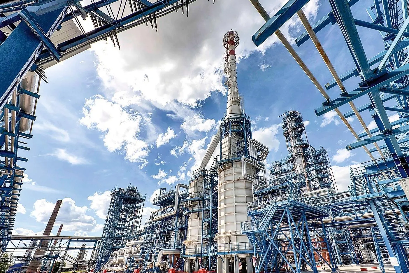 Власти в июне повысили выплаты нефтепереработчикам более чем в шесть раз год к году — мера направлена на увеличение внутренних поставок топлива и предотвращение дефицита и роста цен перед сентябрьскими выборами.
