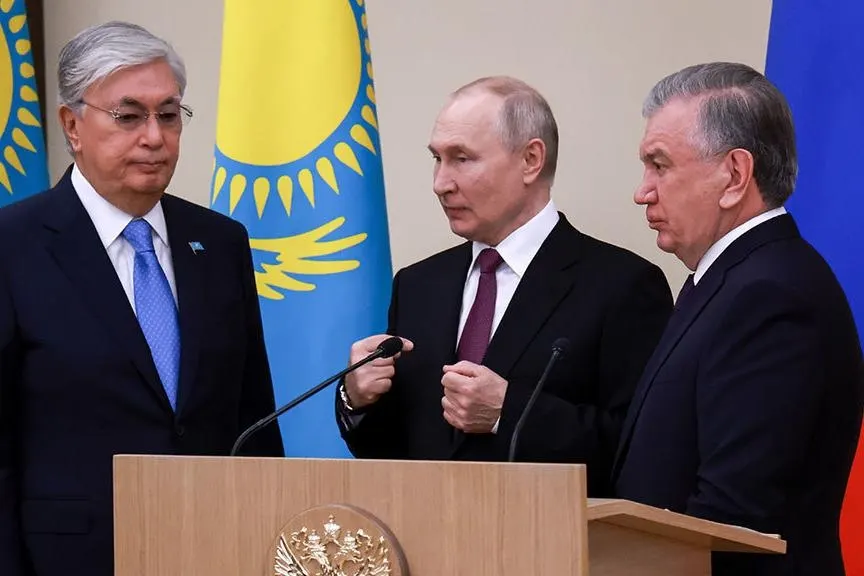 Правительство получило указание начать переговоры о корректировке соглашений о военно‑техническом сотрудничестве с Казахстаном и Узбекистаном на фоне западных ограничений на поставки военных и двойного назначения товаров.
