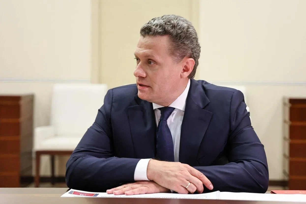 Глава региона попросил вологжан не скупать бензин, объяснив дефицит ростом спроса, однако через несколько часов сообщил, что его служебная машина встала с пустым баком. Власти обещают добиваться увеличения поставок топлива.