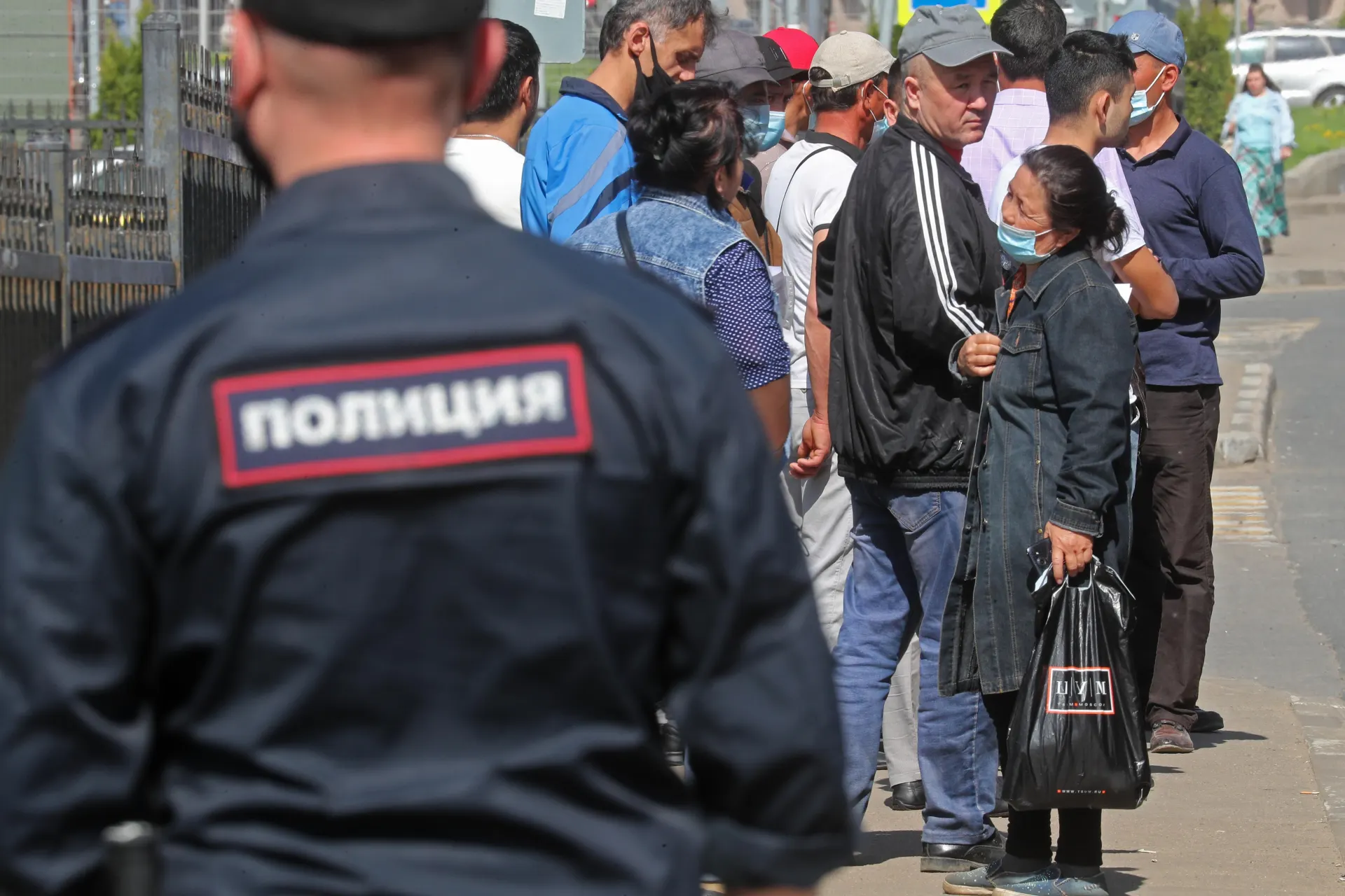Правительство подготовило поправки к законопроекту об обязательной депортации иностранцев: в перечень нарушений, влекущих выдворение, предлагают добавить дискриминацию и неповиновение пограничникам.