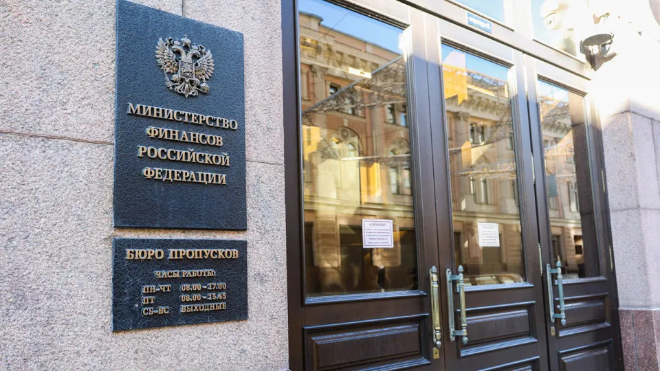 После 2022 года бюджет перешёл в устойчиво дефицитную модель: госдолг значительно вырос, ставки по заимствованиям высоки, а расходы на обслуживание долга становятся серьёзной нагрузкой для казны.