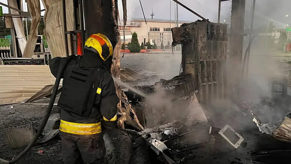 Ночной налёт дронов в Днепропетровской области привёл к разрушениям и жертвам. Одновременно в России из‑за ударов по нефтеперерабатывающим предприятиям резко сократилось производство топлива, введены лимиты и заметно выросли цены.