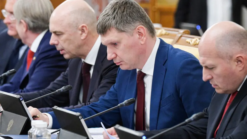 По оперативным данным, ВВП РФ за январь–май увеличился лишь на 0,2%. Экономика всё более сегментируется: Москва и оборонный сектор растут, в остальной части страны наблюдается стагнация, инвестиции падают, а падение цен на нефть усиливает бюджетные и инфляционные риски.