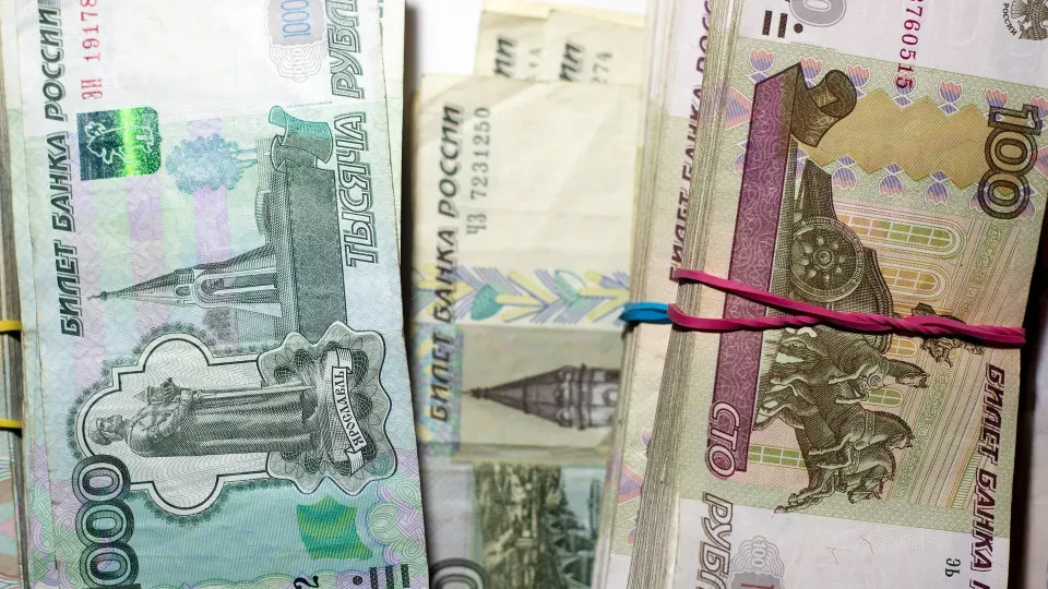 С 1 по 16 июля объём наличных в обращении вырос ещё на 513 млрд рублей. Одновременно растёт доля проблемных кредитов и спрос банков на ликвидность — эксперты предупреждают о рисках для стабильности банковской системы.