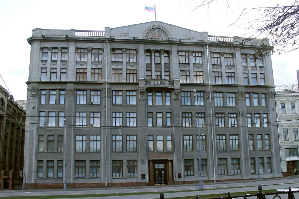 В администрации президента рекомендовали крупным подконтрольным изданиям избегать фото и видео последствий ударов ВСУ по России и вместо этого чаще демонстрировать результаты ударов российских сил по Украине.