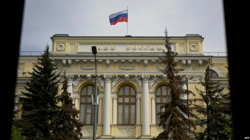 Центральный банк России расширил перечень криптовалют, доступных на биржах, введя лимиты для неквалифицированных инвесторов и новые требования к тестированию.