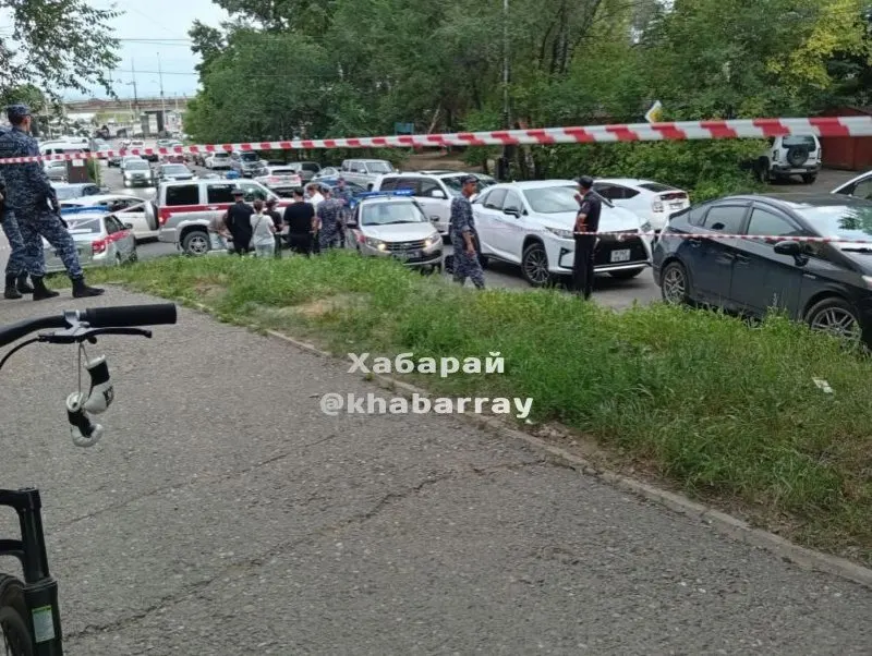 В переулке Гражданском в Хабаровске 56‑летний мужчина умер сразу после задержания сотрудниками Росгвардии. Очевидцы сообщают о применении силы; Следственный комитет проводит проверку.