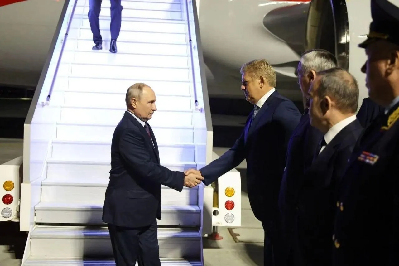 Президент России прибыл в Новосибирск на рабочий визит, связанный с открытием СКИФа — Сибирского кольцевого источника фотонов.