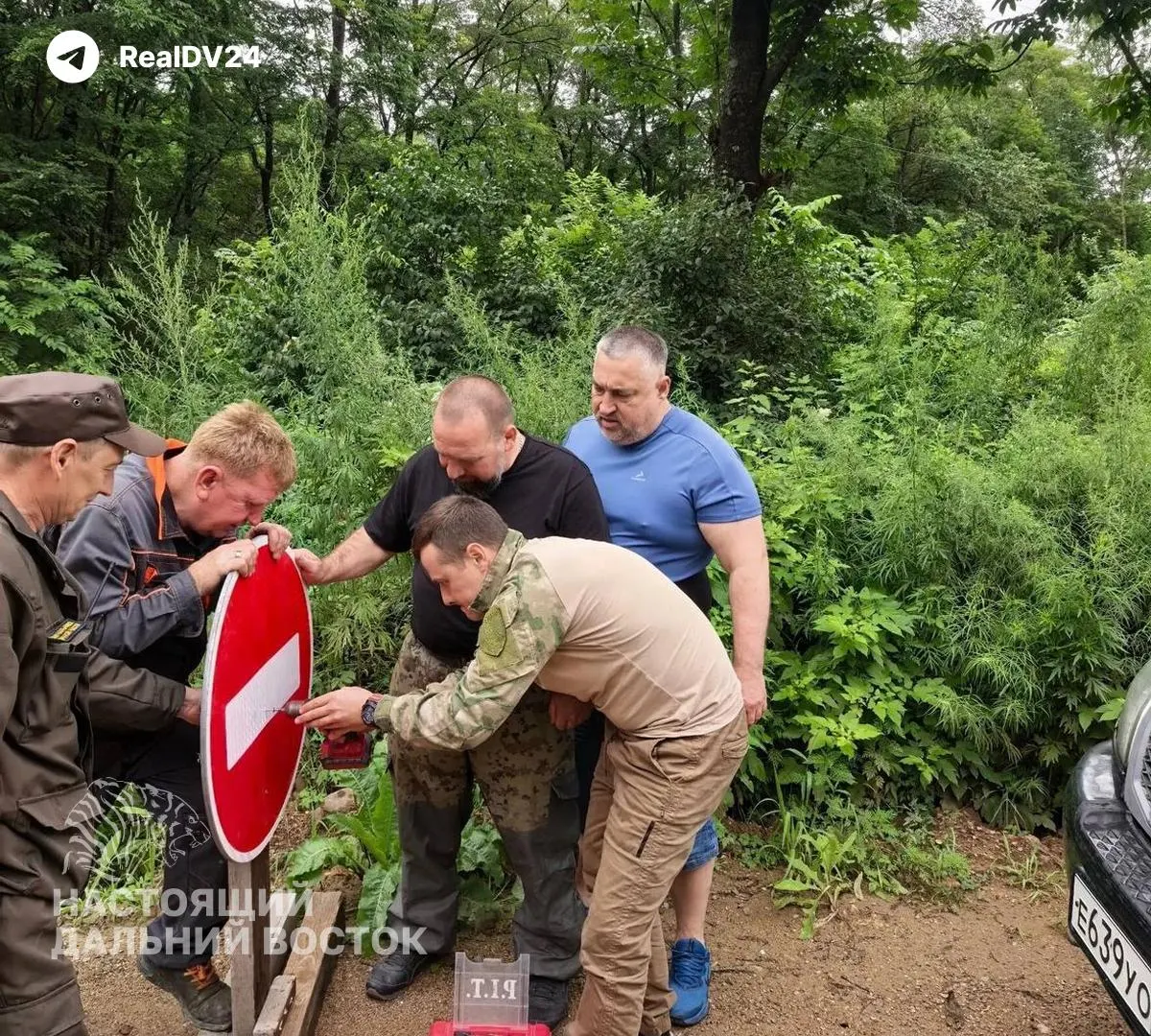 В Партизанском районе под руководством главы района устанавливают знак возле аварийного моста; подробности в материале.
