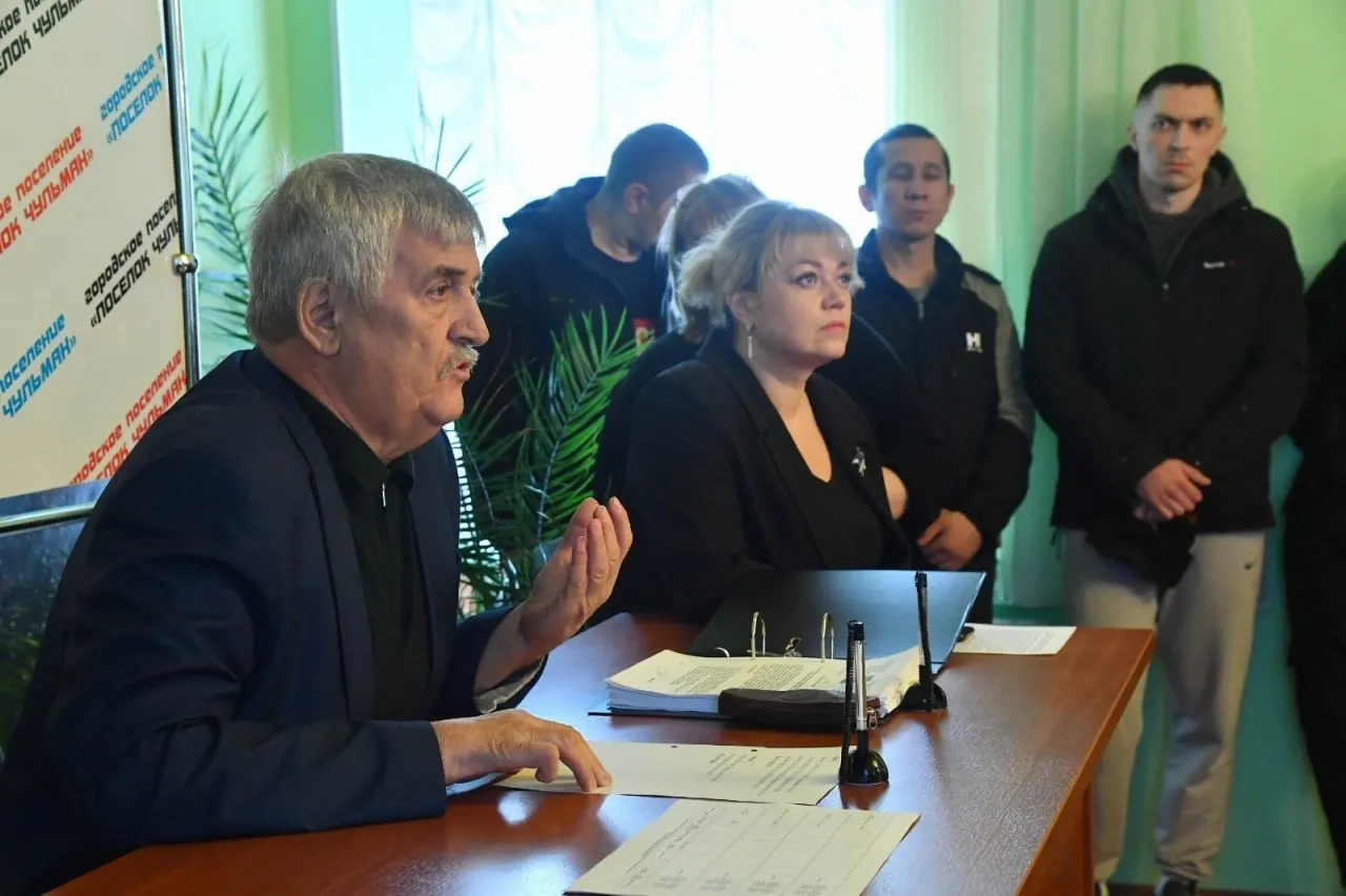 Суд признал, что должностное лицо не принял меры после обращений жителей о стаях бездомных собак, что стало причиной трагедии; решение вызвало резонанс в поселке.