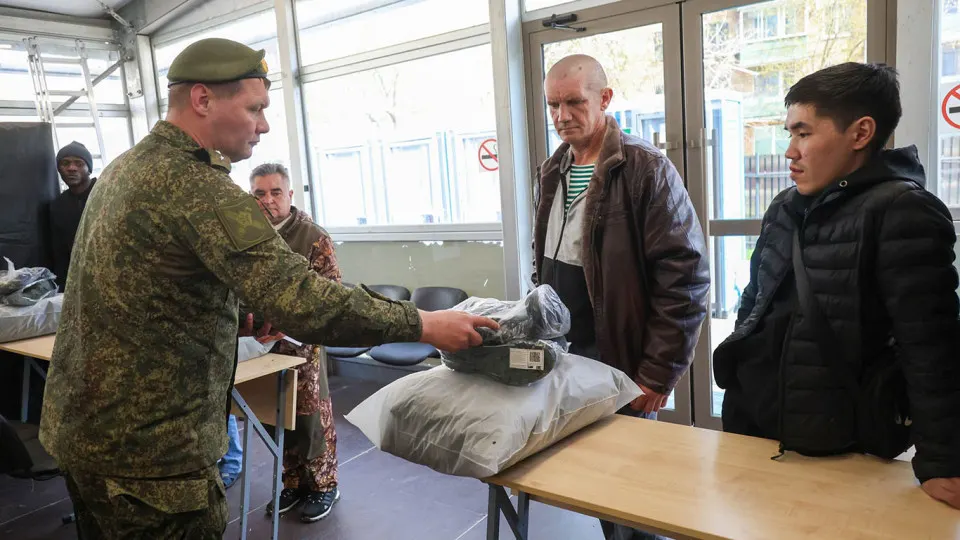 Расследование показывает, что регионы увеличивают вознаграждения вербовщикам, различают условия выплат и усиливают набор контрактников, особенно в Смоленской области.