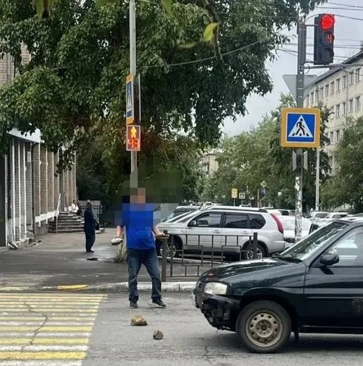 Полиция задержала мужчину после того, как он бросал булыжники в движущиеся автомобили на перекрёстке в Чите; устанавливаются причины.