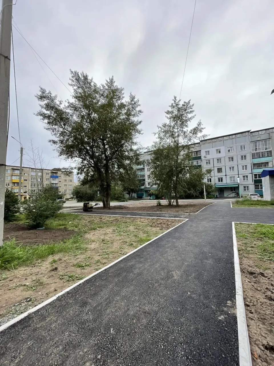 На дворах по ул. Шилова, 91 и 93 ведутся работы: монтируют детские и спортивные площадки, устанавливают ограждения, закуплено оборудование для волейбола, баскетбола и мини‑футбола; работы обещают завершить к середине сентября. На объекте задействовано шесть рабочих.