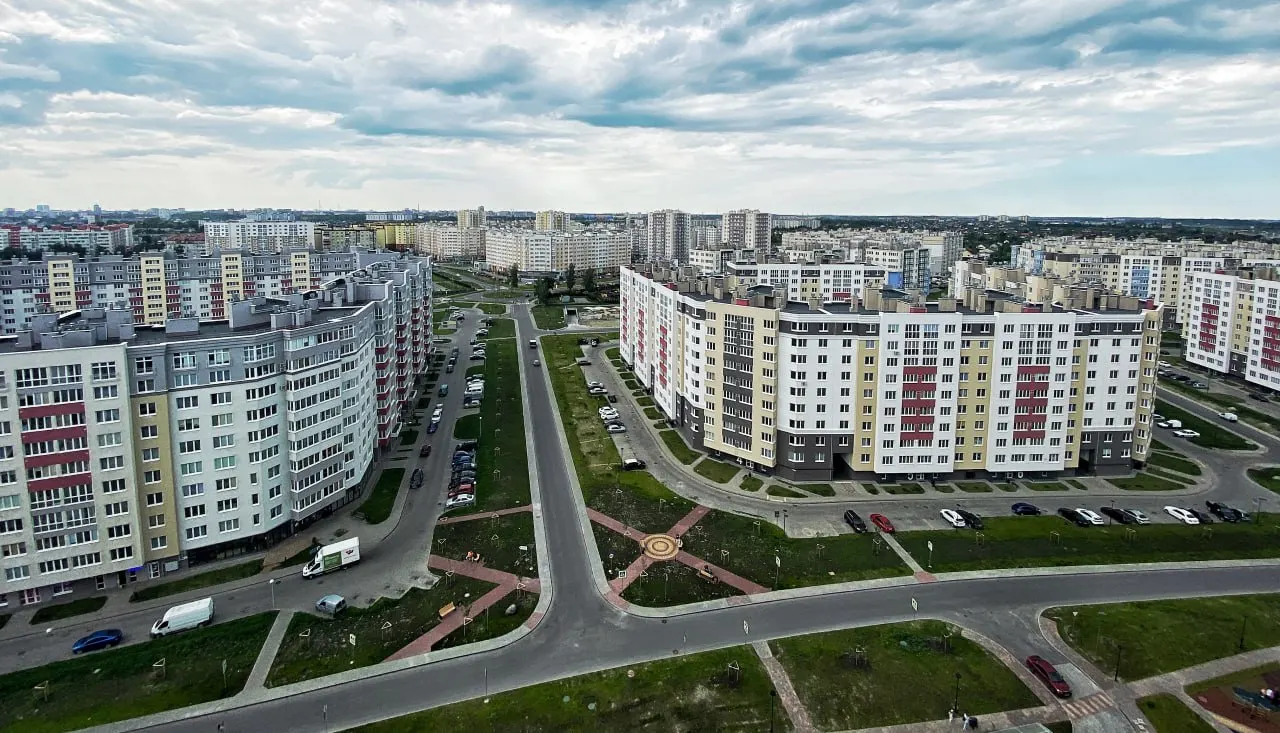 В июле цены на новое жильё продолжили рост: квадратный метр подорожал на 1,6%, квартира — на 1,3%.