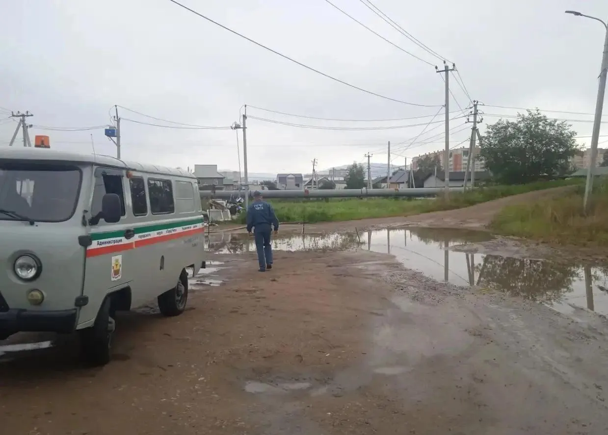 Жители района Железнодорожный в Чите сообщают о застое воды в подвалах; власти объясняют, что вода поднимается за счёт грунтовых вод и будет уходить естественным путём.