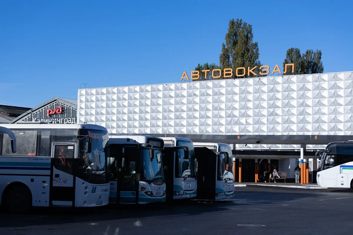 С 1 сентября вводятся новые требования к оснащению автовокзалов и автостанций: кафе и медпункты больше не являются обязательными, для оказания первой помощи достаточно аптечки; сохраняются кассы, билетные автоматы, залы ожидания и комнаты матери и ребёнка; расчёт вместимости будет зависеть от пассажиропотока.