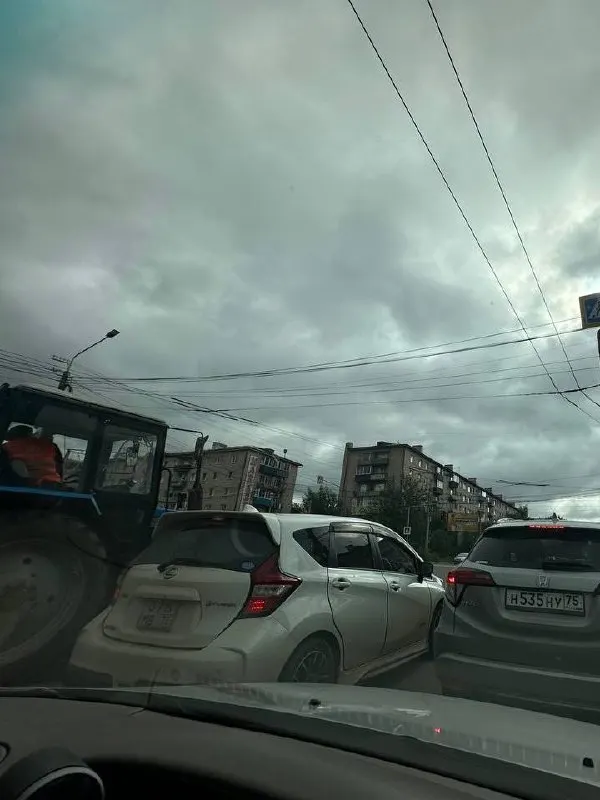 На участке Бабушкина возле Центрального рынка образовалась пробка из-за ямочного ремонта; движение ограничено одной полосой.