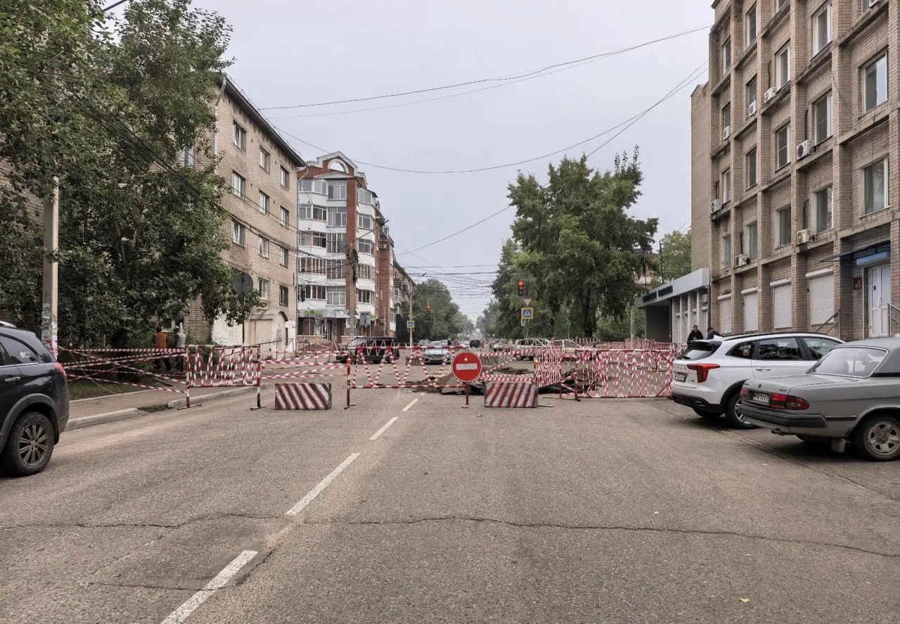 В центре города продолжаются работы по капремонту муниципальных сетей; ордер продлен до 5–6 сентября, благоустройство на этом участке планируют завершить к концу сентября.