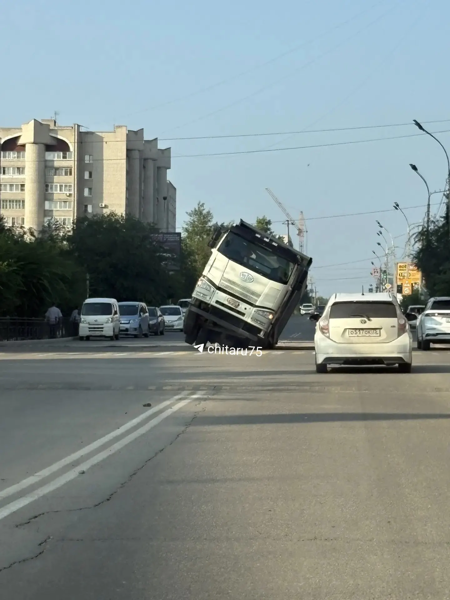 Грузовик заблокировал проезд по одной полосе. Движение может быть затруднено до вытащивания машины.