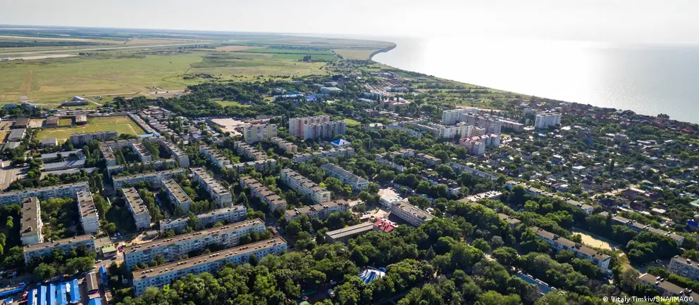 После ночной атаки беспилотников в Ейском районе Краснодарского края погибли двое детей, двое взрослых ранены; ситуация развивается, идут работы по тушению пожаров и оказанию помощи пострадавшим.