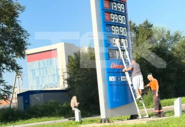 В Сибири отражаются перебои с поставками топлива: значительная часть заправок в Новосибирской области остановлена, цены на бензин заметно растут в нескольких регионах.