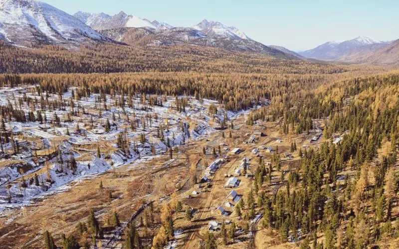 Ак-Сугский горнообогатительный комбинат в Туве снова отложен: новый срок — 2031 год; завершается строительство линии электропередачи и запланированы социальные обязательства перед населением Тоджинского района.