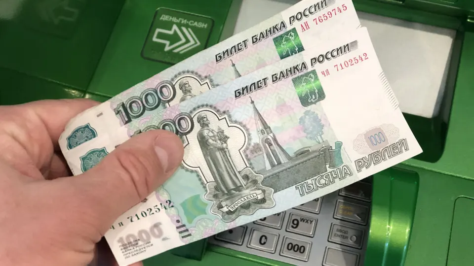 Ведомства рекомендовали россиянам самостоятельно задать дневные и месячные лимиты на снятие наличных и переводы, ограничить ночные операции и не публиковать чувствительные данные для снижения рисков мошенничества.