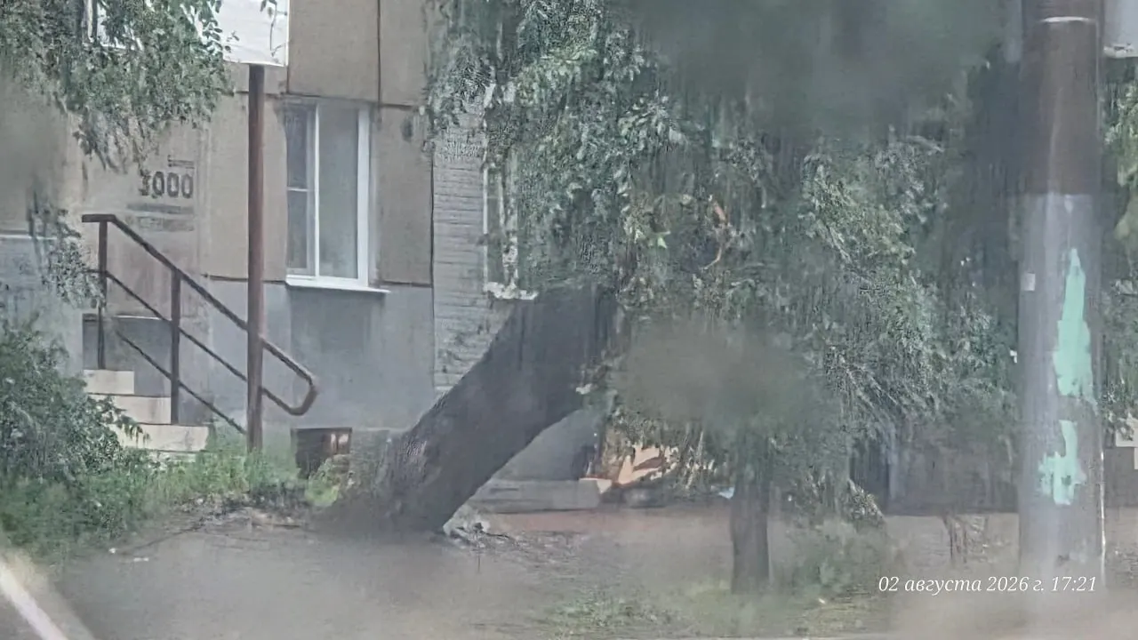 После сильного ливня в Чите оказались затоплены улицы, перекрыт мост, упали деревья и произошли отключения электроэнергии; в нескольких местах зафиксированы повреждения строений и большие пробки.