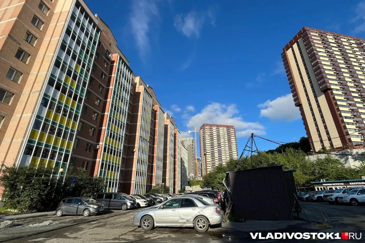 Студии и однушки в дальневосточной столице остаются доступными: диапазон цен — от 5 213 000 до 12 000 000 рублей, средняя стоимость студии — около 8 039 000 рублей.